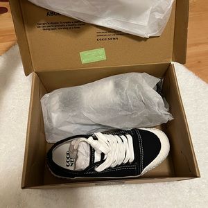 BRAND NEW Bagger Lace Up Sneakers